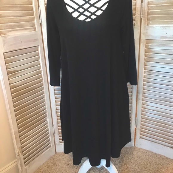 CRISS CROSS DRESS WITH POCKETS IN a BLACK - Picture 2 of 5